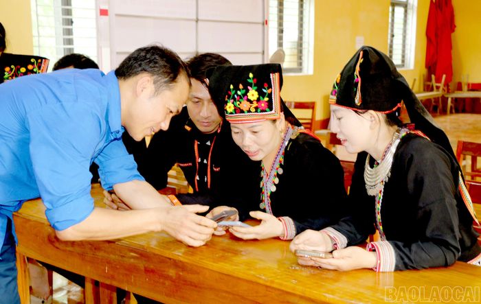Phong trào "Bình dân học vụ số" góp phần nâng cao kỹ năng số, đưa công nghệ đến gần hơn với người dân.