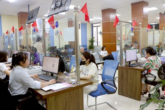 Hoạt động tiếp nhận, giải quyết thủ tục hành chính tại Trung tâm Phục vụ hành chính công xã Trấn Yên.