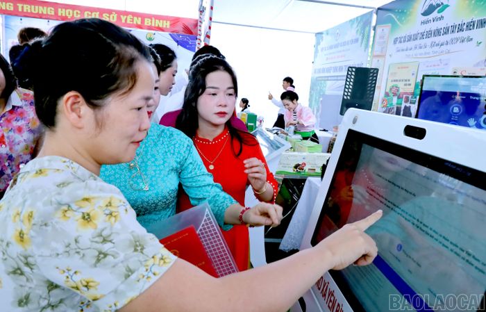 Người dân trải nghiệm và thực hiện thủ tục tại "Cabin hành chính công ứng dụng AI" tại xã Yên Bình.