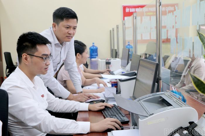 Ứng dụng các hệ thống thông tin và cơ sở dữ liệu chuyên ngành giúp cán bộ bộ phận một cửa giải quyết thủ tục hành chính cho người dân nhanh chóng, chính xác.