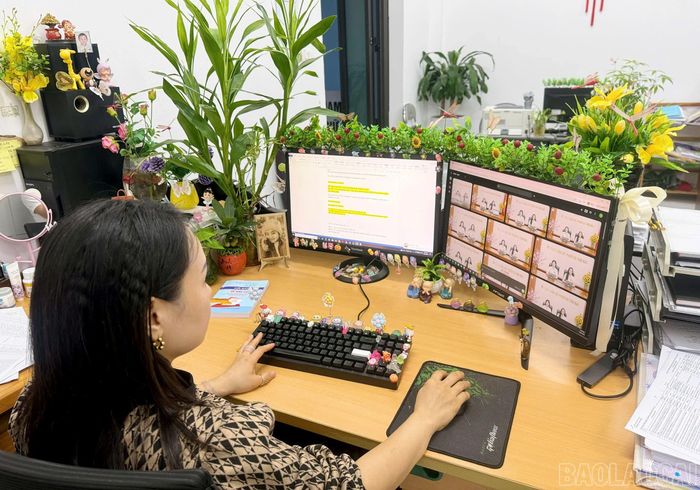 Chị Vương Thùy Chi - chuyên viên Phòng Văn hóa - Xã hội phường Yên Bái khai thác hệ thống dữ liệu liên thông và ứng dụng trí tuệ nhân tạo (AI) để tối ưu hóa công tác tham mưu, xử lý công việc.