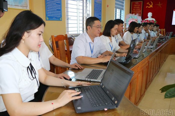 Đội ngũ cán bộ, công chức trên địa bàn tỉnh xử lý công việc và khai thác cơ sở dữ liệu chuyên ngành trên môi trường điện tử.