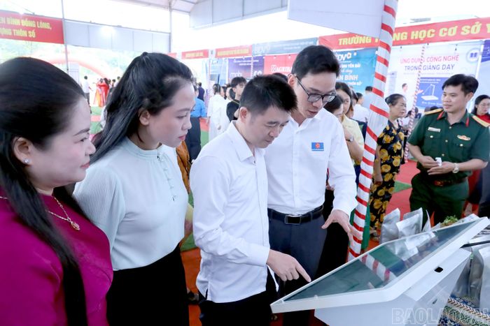 Các đồng chí lãnh đạo tỉnh và người dân cùng trải nghiệm các nền tảng số, hướng tới mục tiêu đưa dữ liệu và công nghệ đồng hành trong đời sống số của Nhân dân.