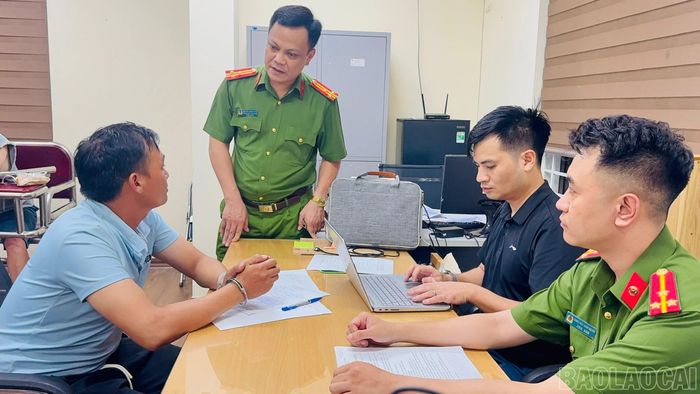 Đồng chí thượng tá Nguyễn Thanh Phúc - Trưởng Công an phường Cam Đường trực tiếp xét hỏi đối tượng.