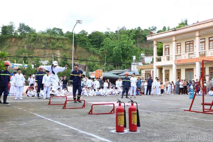  Cán bộ Cảnh sát Phòng cháy, chữa cháy và Cứu nạn, cứu hộ hướng dẫn học sinh kỹ năng phòng cháy, chữa cháy. 