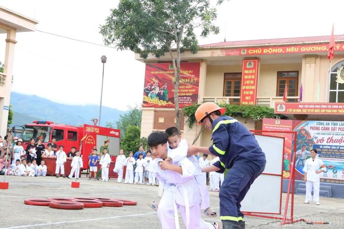 Học sinh thực hành kỹ năng cứu nạn, cứu hộ trong khuôn khổ lớp học võ thuật và kỹ năng sinh tồn.