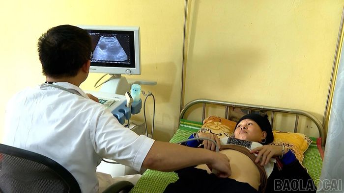 Phụ nữ mang thai thường xuyên đến khám thai tại trạm Y tế xã Lâm Giang.
