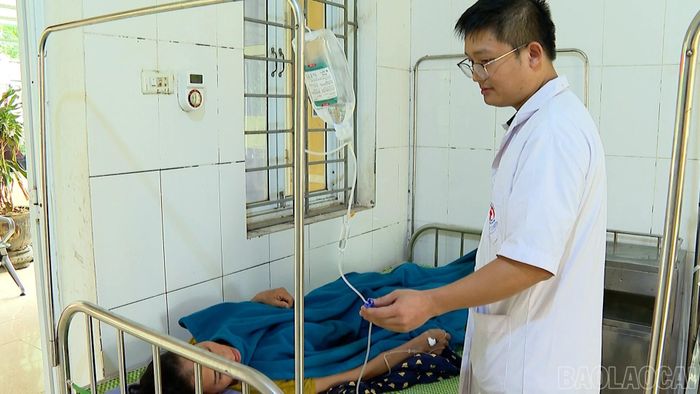 Các y, bác sĩ Trạm Y tế xã Lâm Giang tận tình thăm khám, tạo dựng niềm tin vững chắc cho người dân.