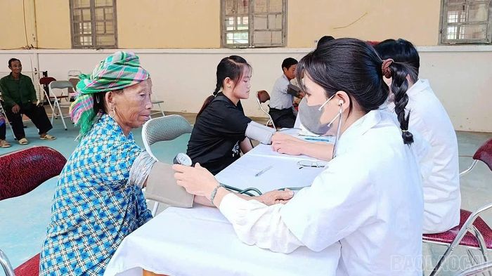 Chị Giàng Thị Líu (áo đen) khám sức khỏe tại trạm Y tế xã.
