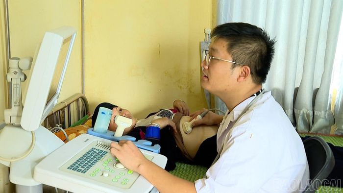 Bác sĩ Nguyễn Thanh Hải, phụ trách trạm Y tế xã Lâm Giang khám, tư vấn sức khỏe cho bà con.