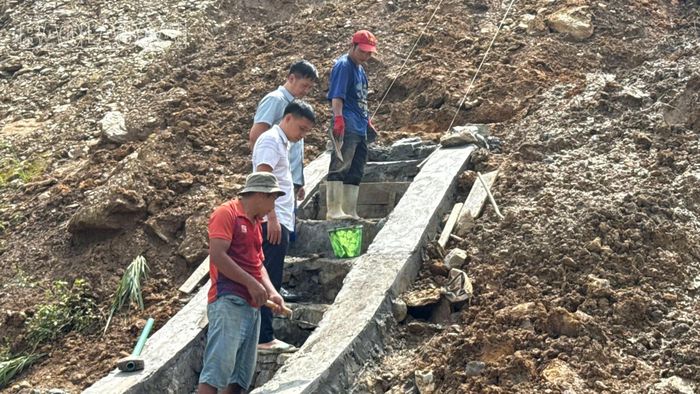 Đại diện chủ đầu tư, nhà thầu kiểm tra công nhân thi công các hạng mục dự án.