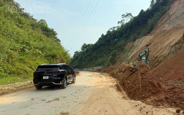 Nhà thầu huy động máy móc xử lý hót dọn các điểm sạt lở.