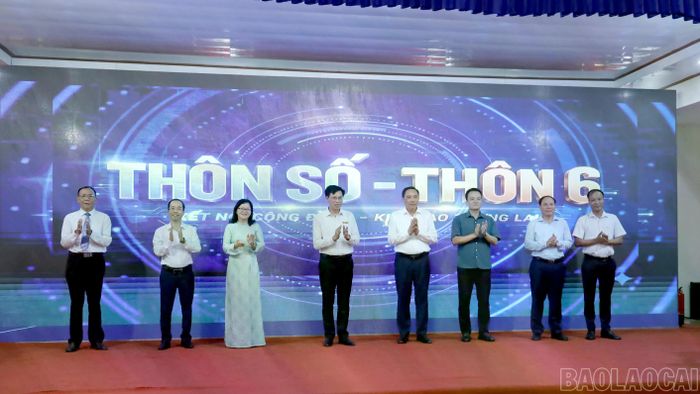 Các đồng chí lãnh đạo tỉnh, xã Yên Bình và thôn 6 thực hiện nghi thức ra mắt mô hình "Thôn số".