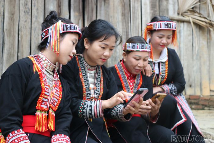 Phong trào "Bình dân học vụ số", "Người bản số" giúp người dân vùng cao từng bước làm chủ công nghệ và các dịch vụ số.