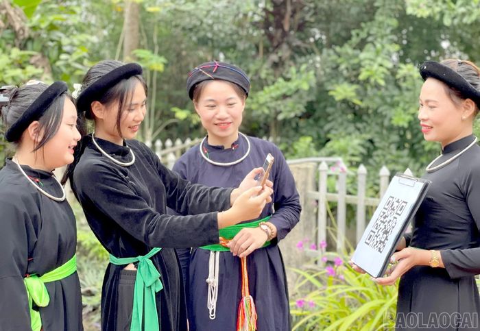 Người dân vùng cao Lào Cai quét mã QR qua thiết bị di động để tiếp cận thông tin và trải nghiệm các tiện ích trên môi trường số.
