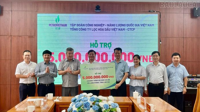 Đại diện Petrovietnam trao bảng biểu trưng hỗ trợ cho lãnh đạo xã Lùng Phình.