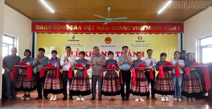 Các đại biểu hoàn thành nghi thức cắt băng khánh thành Nhà văn hóa thôn Seng Sui.