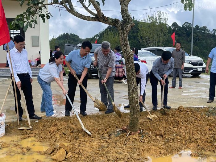 Các đại biểu đã tham quan công trình và trồng cây lưu niệm trong khuôn viên nhà văn hóa.
