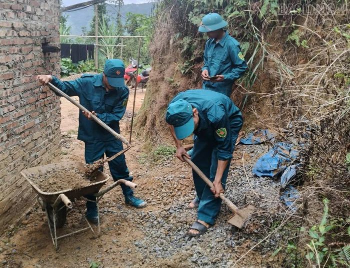 Ban Chỉ huy Quân sự xã Bản Liền huy động lực lượng ra quân hỗ trợ người dân khắc phục hậu quả mưa lũ.