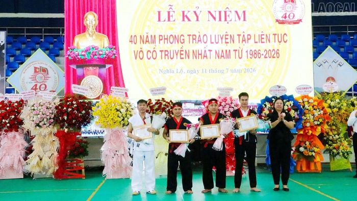 Phường Nghĩa Lộ tặng giấy khen cho các cá nhân có thành tích.