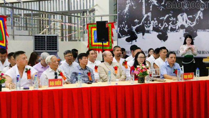 Các đại biểu dự buổi lễ.