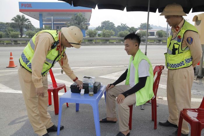 Bên cạnh việc kiểm tra giấy tờ, điều kiện của người điều khiển phương tiện, lực lượng chức năng đặc biệt chú trọng kiểm tra nồng độ cồn, ma túy đối với lái xe.