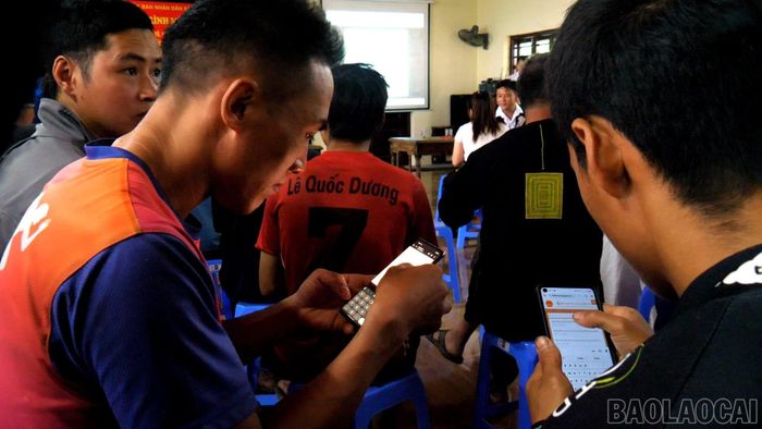 Dưới sự hướng dẫn của cán bộ, người dân có thể thao tác quy trình thực hiện 1 số thủ tục hành chính trên Cổng Dịch vụ công Quốc gia.