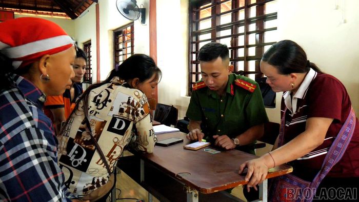 Hướng dẫn người dân thao tác trên điện thoại thông minh.