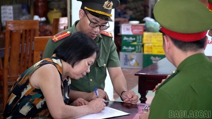 Bà Trần Thị Nga - chủ hộ kinh doanh ký cam kết chấp hành nghiêm quy định của pháp luật trong hoạt động kinh doanh, không để xảy ra hoạt động tổ chức đánh bạc trái phép, đặc biệt là hình thức cá cược bóng đá tại cơ sở kinh doanh.