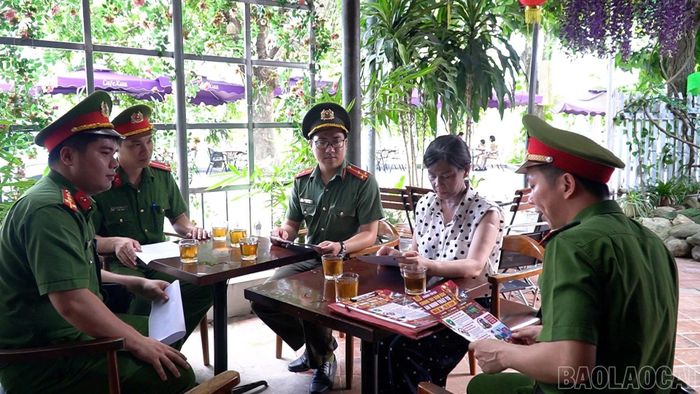 Lực lượng công an tuyên truyền tới các cơ sở kinh doanh dịch vụ không để phát sinh các hoạt động đánh bạc, cá độ bóng đá trong quá trình kinh doanh.