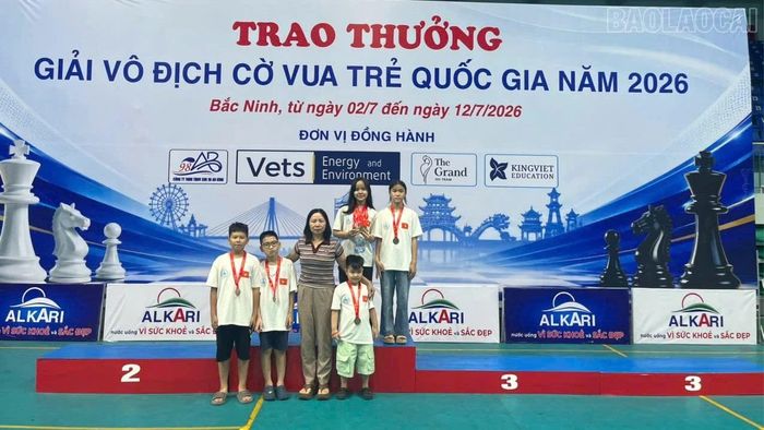 Đoàn kỳ thủ cờ vua Lào Cai chụp ảnh lưu niệm cùng huấn luyện viên.
