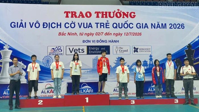 Ban tổ chức trao giải cho các kỳ thủ xuất sắc.