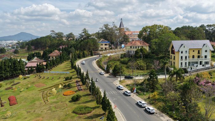 Một góc đô thị với điểm nhấn là kiến trúc cổ Trường Cao đẳng sư phạm Đà Lạt ở khu vực trung tâm phường Lâm Viên - Đà Lạt