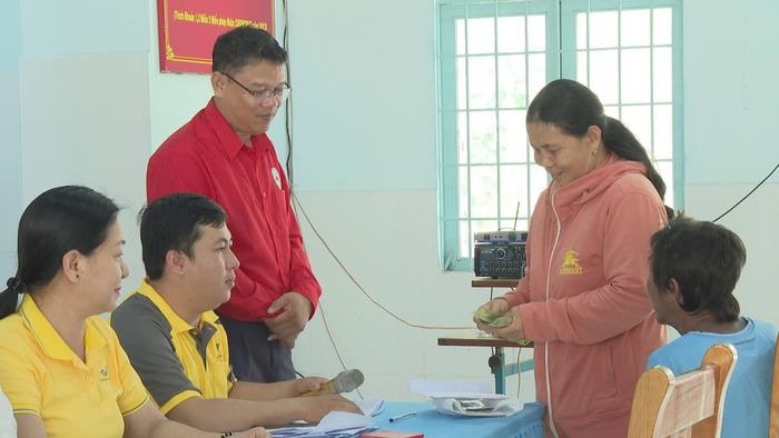 Trao hỗ trợ cho người dân vùng ngập