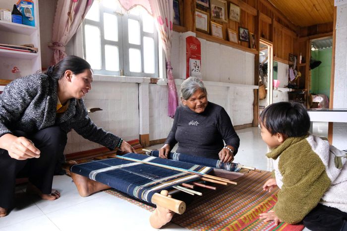Chị Ka Gút được lớn lên bên khung dệt và ký ức của mẹ.