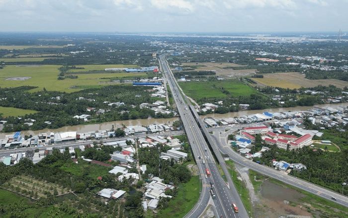 Phương án cầu cạn cần được nghiên cứu đối với các khu vực xử lý nền đất yếu nhằm bảo đảm tính bền vững dài hạn.