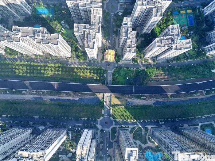 Các nhịp cầu cạn qua khu vực Vinhomes Grand Park đã được nối thông và thảm nhựa, tạo nên tuyến đường liên tục.