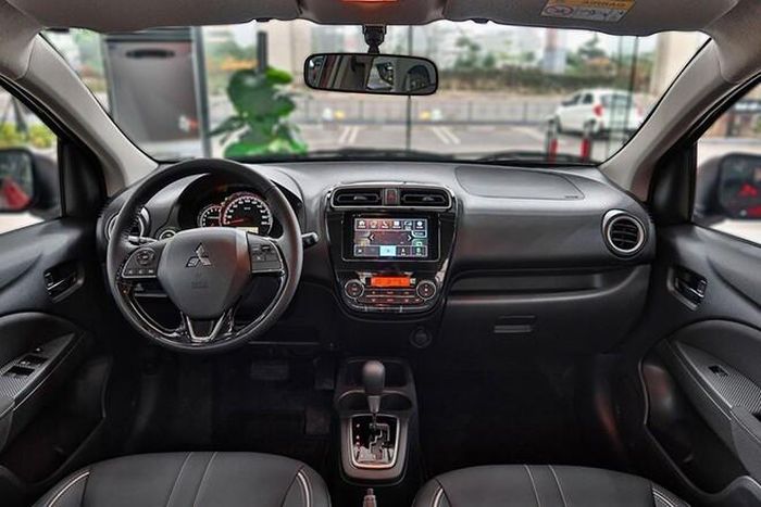 Khoang lái được thiết kế thực dụng, tập trung vào sự tiện lợi cho người dùng.
