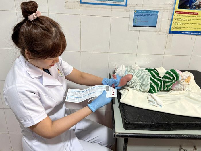 Lấy mẫu máu gót chân sàng lọc các bệnh sơ sinh cho trẻ