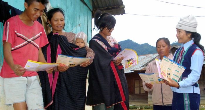 Cấp phát tờ rơi tuyên truyền dân số tới các gia đình trẻ ở buôn làng
