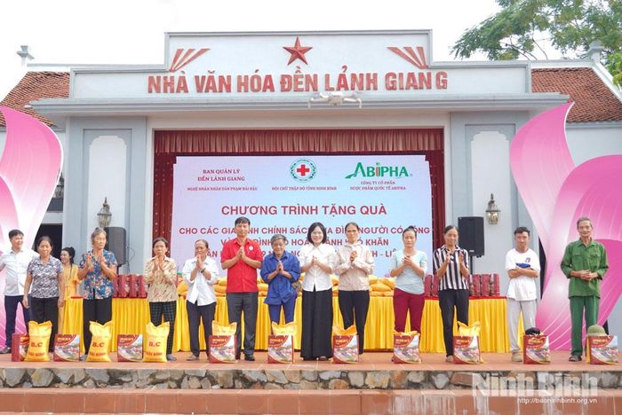 Lãnh đạo Hội Chữ thập đỏ tỉnh, lãnh đạo phường Duy Tân trao quà cho đại diện gia đình chính sách, người có công và hộ có hoàn cảnh khó khăn.