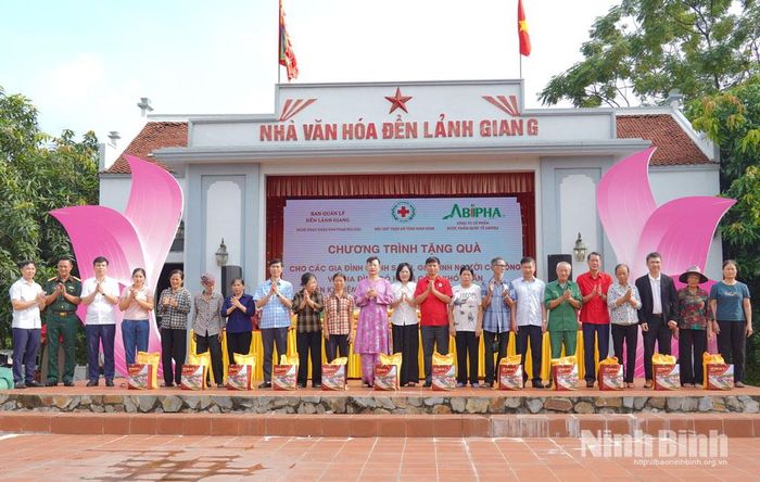 Lãnh đạo Hội Chữ thập đỏ tỉnh, lãnh đạo phường Duy Tân và các đại biểu trao quà cho đại diện gia đình chính sách, người có công và hộ có hoàn cảnh khó khăn.