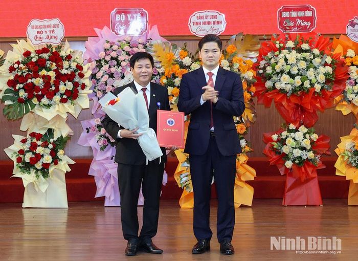 Đồng chí Vũ Mạnh Hà, Ủy viên dự khuyết Trung ương Đảng, Thứ trưởng Thường trực Bộ Y tế trao quyết định và tặng hoa chúc mừng tân Hiệu trưởng trường Đại học Điều dưỡng Nam Định.