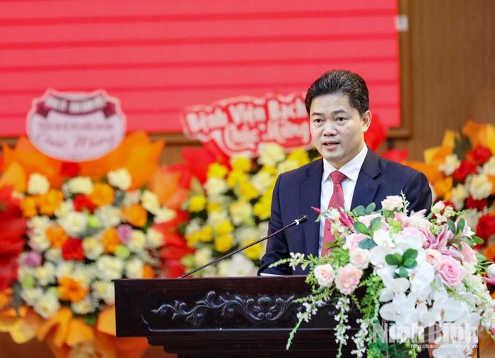 Đồng chí Vũ Mạnh Hà, Ủy viên dự khuyết Trung ương Đảng, Thứ trưởng Thường trực Bộ Y tế phát biểu giao nhiệm vụ cho tân Hiệu trưởng.