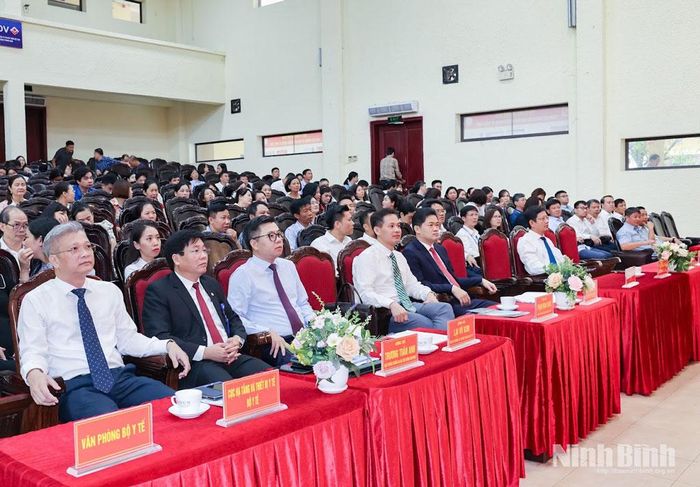 Các đại biểu dự lễ công bố.
