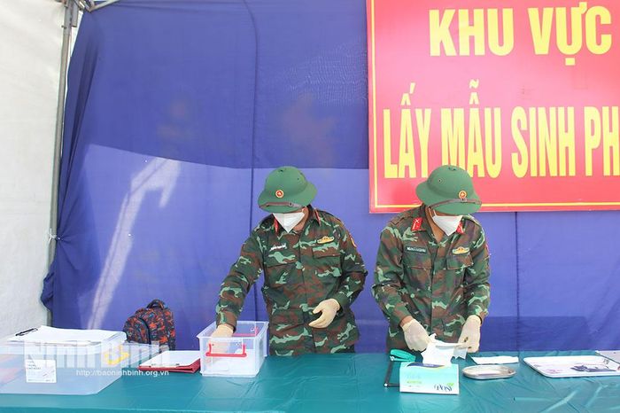 Lực lượng chức năng thực hiện các biện pháp nghiệp vụ để lấy mẫu hài cốt liệt sỹ chưa xác định thông tin tại Nghĩa trang liệt sỹ thị trấn Lâm (cũ).