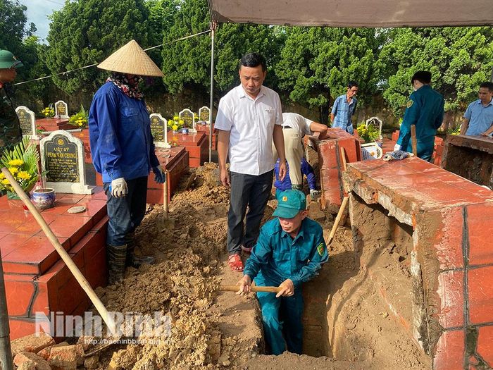 Tổ công tác khai quật các phần mộ tại Nghĩa trang liệt sĩ thị trấn Lâm (cũ) để lấy mẫu hài cốt liệt sĩ chưa xác định được thông tin.