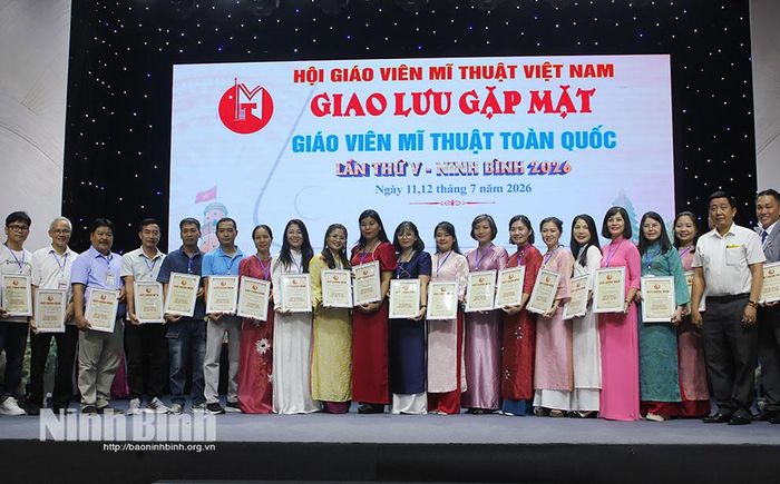 Các thầy, cô giáo Mỹ thuật nhận Kỷ niệm chương của chương trình.