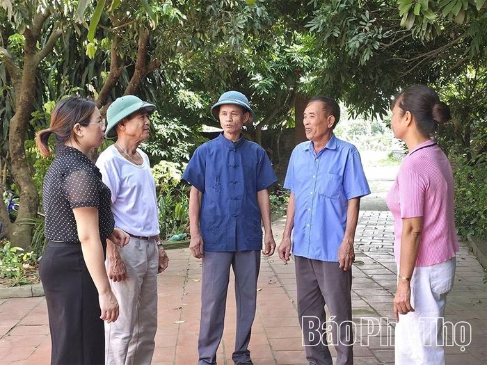 Đảng viên Chi bộ thôn Thanh Sơn tuyên truyền vận động Nhân dân đồng lòng sáp nhập, đổi tên thôn theo chủ trương mới.