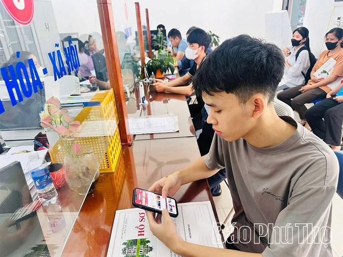 Người dân xã Bình Xuyên giải quyết thủ tục hành chính qua môi trường số, giúp tiết kiệm thời gian và nâng cao hiệu quả.